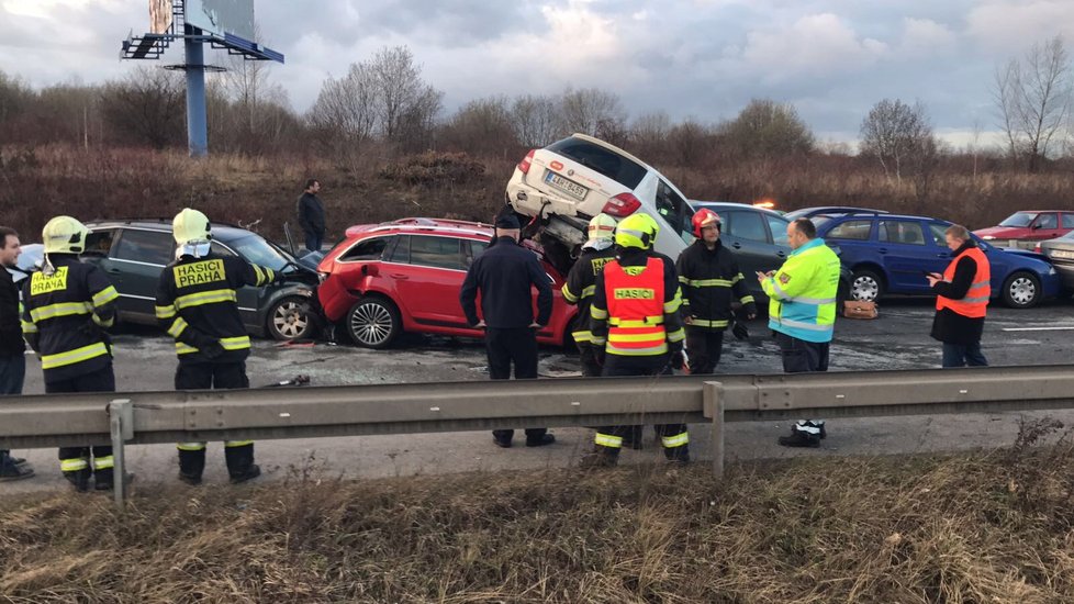 Na Štěrboholské spojce se stala hromadná nehoda 10 aut.