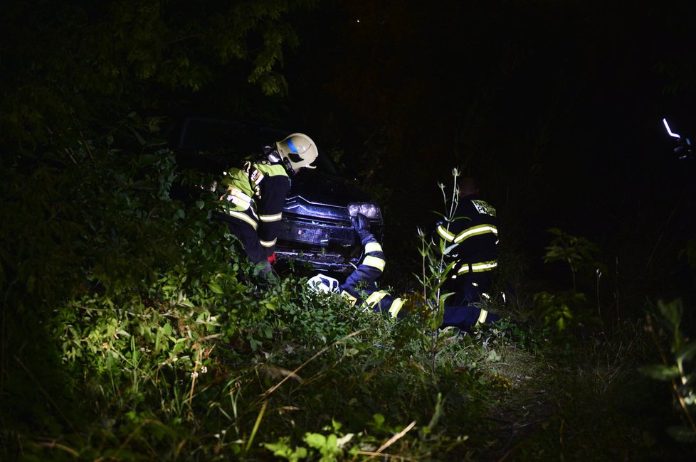 Řidiče, který v pondělí kolem desáté hodiny večer havaroval ve Stodůlkách, hledá policie.