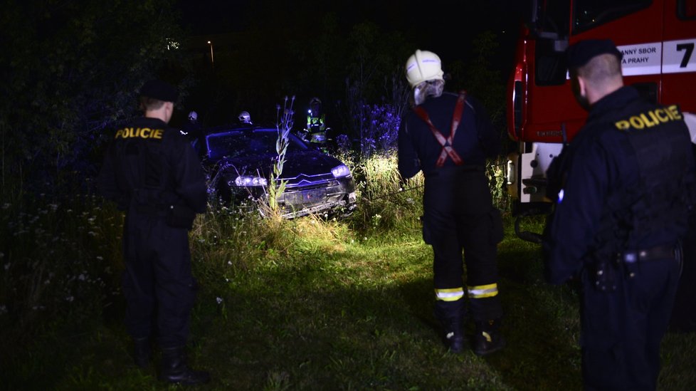 Řidiče, který v pondělí kolem desáté hodiny večer havaroval ve Stodůlkách, hledá policie.