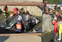 Auto skončilo v bahně: Zraněný řidič upadal do bezvědomí