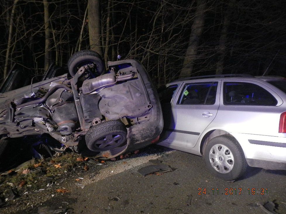 Při tragické nehodě zemřel mladý řidič. Žena se dvěma dětmi byla zraněna
