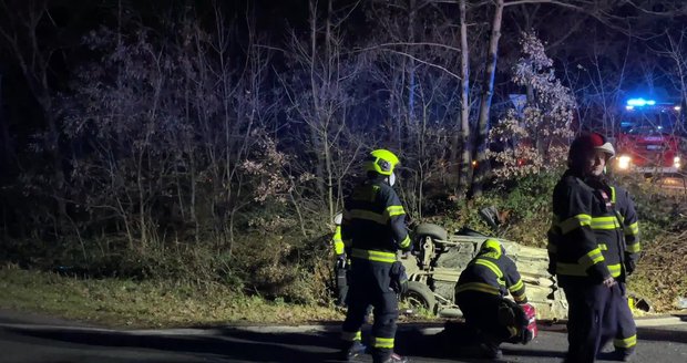 Děsivá nehoda na Strakonické: Auto vyletělo ze silnice, sešrotované skončilo na střeše