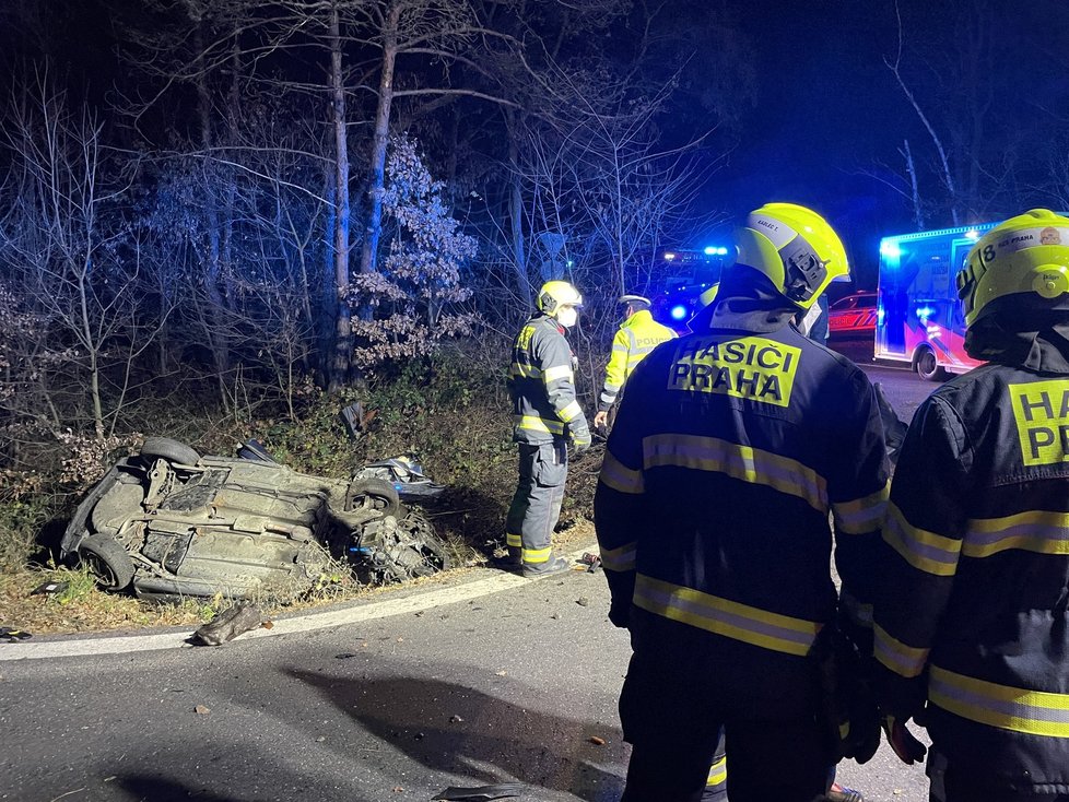 Na sjezdu ze Strakonické došlo k nehodě, auto skončilo mimo silnici.