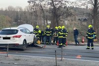 Nehoda tří aut uzavřela Strakonickou: Chlapečka (1) transportovali do nemocnice