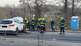 Na Strakonické ulici došlo k dopravní nehodě tří aut. (1. dubna 2021)