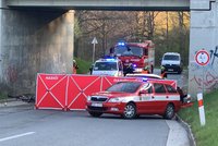 Dva lidé zemřeli při autonehodě na Trutnovsku: Vůz narazil do betonového mostu