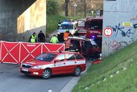 Smrtelná nehoda u Strančic: Řidič narazil do mostního pilíře, lékaři mu nedokázali pomoct