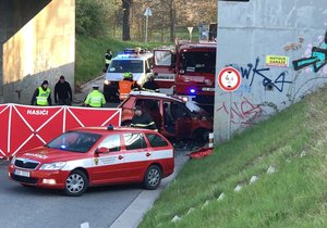 Smrtelná nehoda u Strančic: Řidič narazil do mostního pilíře, lékaři mu nedokázali pomoct