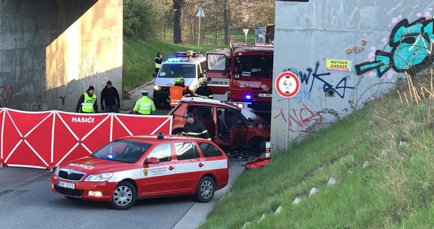 Smrtelná nehoda u Strančic: Řidič narazil do mostního pilíře, lékaři mu nedokázali pomoct