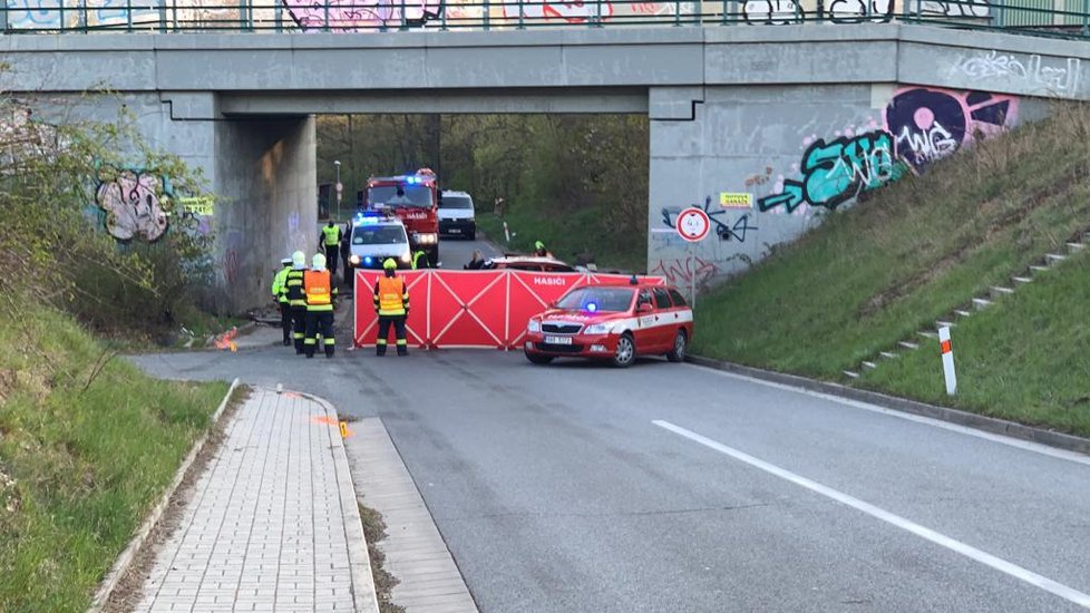 Smrtelná nehoda u Strančic: Řidič narazil do mostního pilíř, lékaři mu nedokázali pomoct