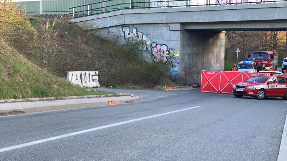 Smrtelná nehoda u Strančic: Řidič narazil do mostního pilíř, lékaři mu nedokázali pomoct