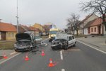 Obce na trase Uherské Hradiště - Veselí nad Moravou - Strážnice jsou silně zatíženy dopravou. Každá nehoda pak působí velké problémy. Foto z nehody ve Strážnici.