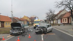 Obce na trase Uherské Hradiště - Veselí nad Moravou - Strážnice jsou silně zatíženy dopravou. Každá nehoda pak působí velké problémy. Foto z nehody ve Strážnici.