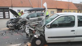Řidič vozu Renault přejel ve Strážnici do protisměru a srazil se s VW. Zablokoval tím silnici I/55.