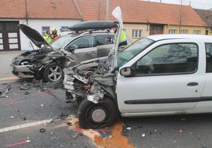 Řidič vozu Renault přejel ve Strážnici do protisměru a srazil se s VW. Zablokoval tím silnici I/55.