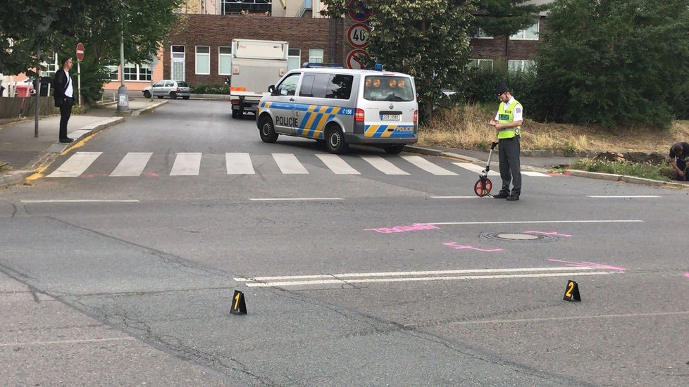 Ve Freyově ulici skončilo auto na střeše.