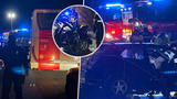 Tragická nehoda autobusu na Kolínsku: Řidič zemřel, pro další zraněné přiletěl vrtulník