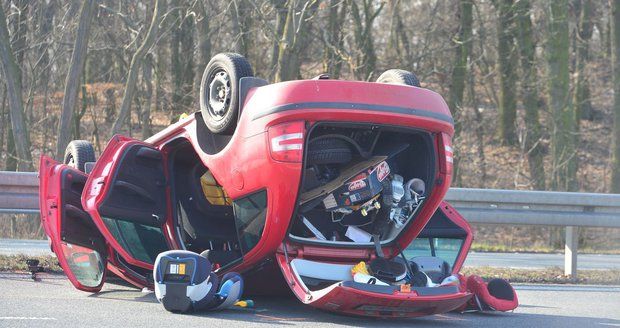 Řidič na D7 obrátil auto na střechu: Dětské sedačky vypadly na silnici. Test na alkohol odmítl