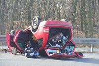 Řidič na D7 obrátil auto na střechu: Dětské sedačky vypadly na silnici. Test na alkohol odmítl