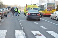 Auto v Praze srazilo matku s dcerou: Nezastavilo na přechodu!