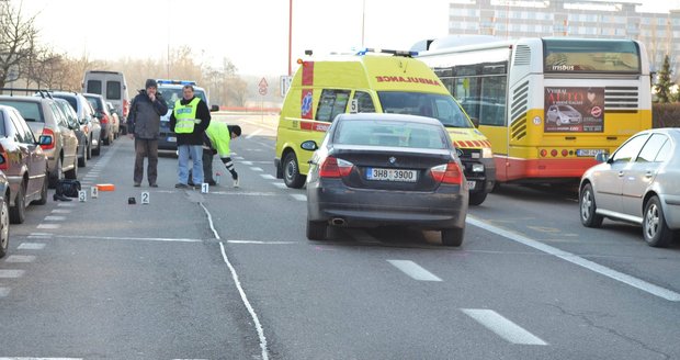 Auto v Praze srazilo matku s dcerou: Nezastavilo na přechodu!