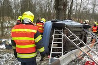 Řidičku, která na Olomoucku po nehodě uvízla v autě, zabil strom