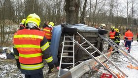 Řidičku, která na Olomoucku po nehodě uvízla v autě, zabil strom.