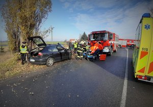 Nehoda osobního auta si na Frýdecko-Místecku vyžádala čtyři zraněné (ilustrační foto).