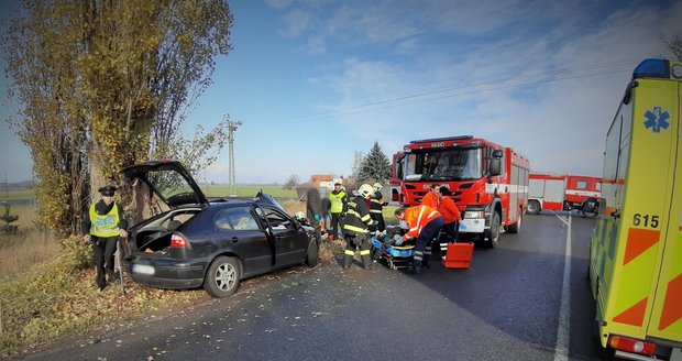 Vážná nehoda na Frýdecko-Místecku: Auto se převrátilo na střechu, na místě zasahoval vrtulník! 