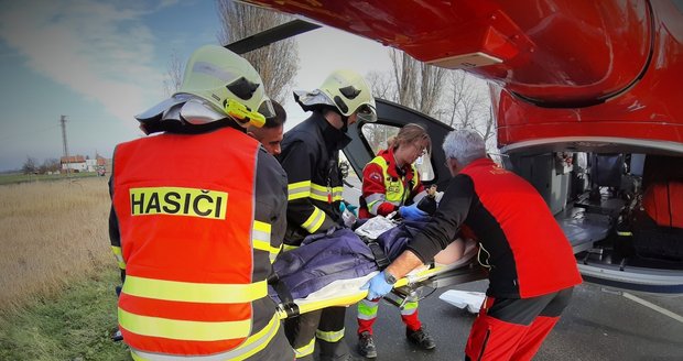 Žena utrpěla po nehodě s autobusem těžká zranění: Řidič nadýchal! 