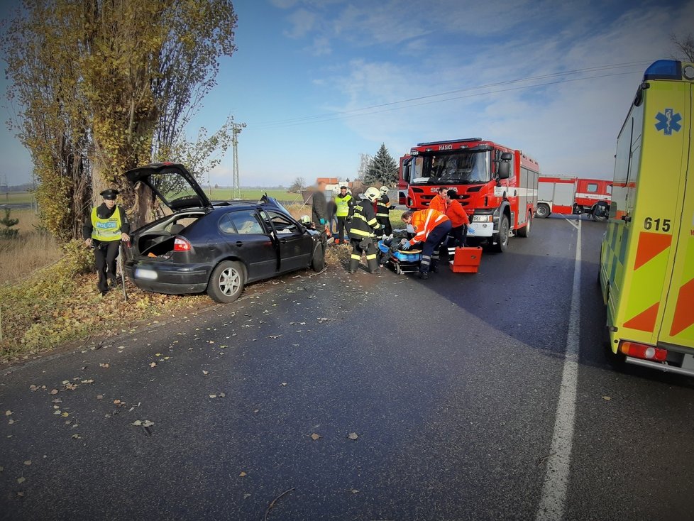 Záchranáři u druhé vážné nehody nedaleko dálnice D11. I u této nehody zasahoval vrtulník, jedna osoba byla v autě zaklíněná.