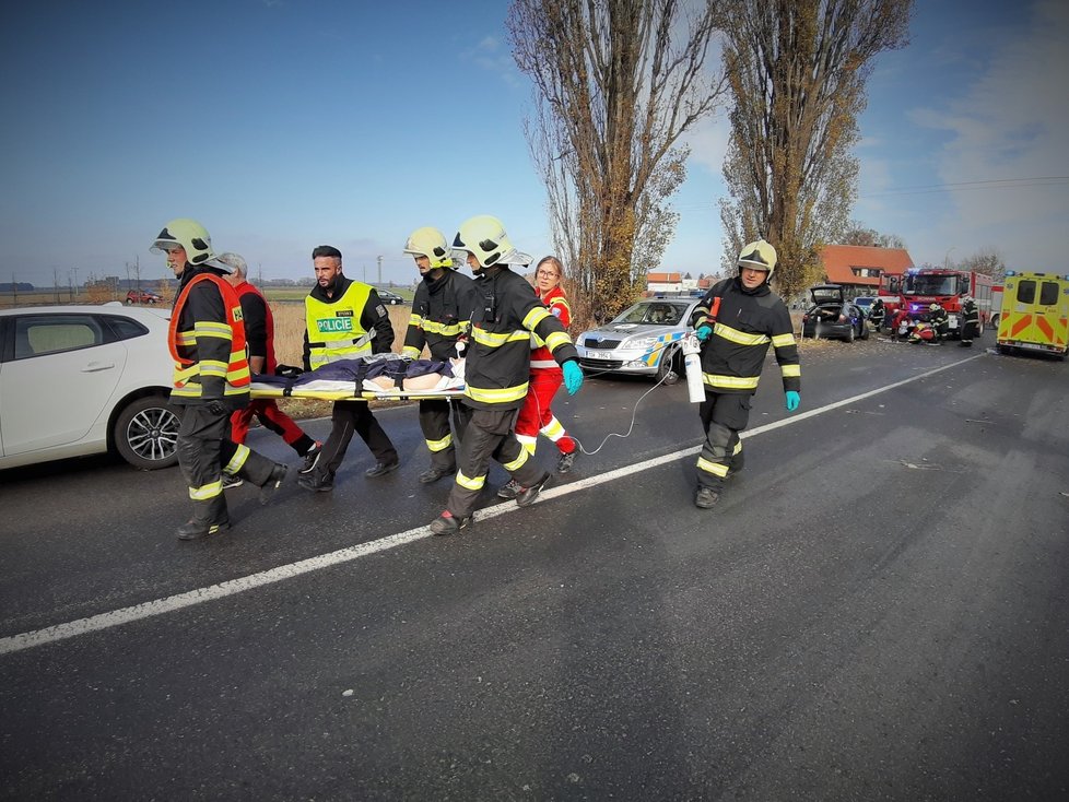 Záchranáři u druhé vážné nehody nedaleko dálnice D11. I u této nehody zasahoval vrtulník, jedna osoba byla v autě zaklíněná.