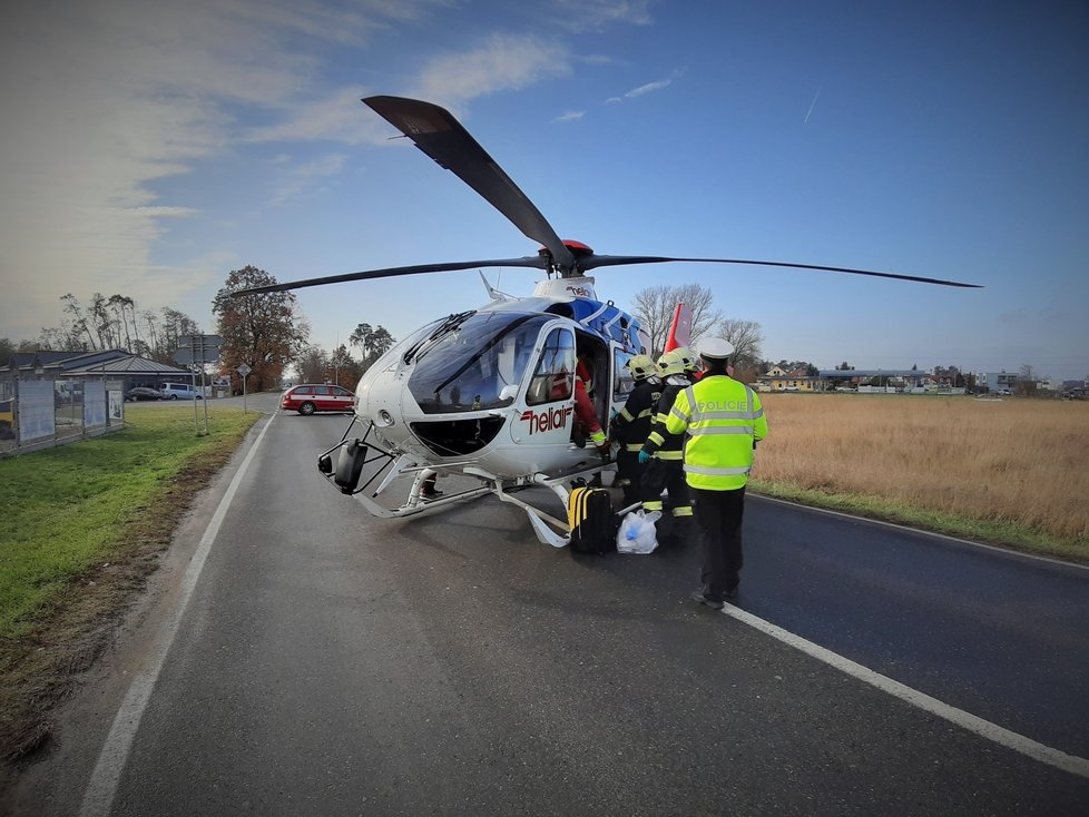 Záchranáři u druhé vážné nehody nedaleko dálnice D11. I u této nehody zasahoval vrtulník, jedna osoba byla v autě zaklíněná.