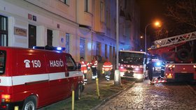 Záchranáři prohledávají zborcený dům v Praze 6