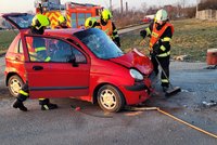 Nehoda u Studénky: Autobus a auto v sobě, řidičku museli z vraku vystřihávat hasiči