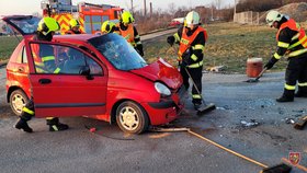 Při vážné nehodě u Studénky museli hasiči vystříhat z havarovaného vozu řidičku.