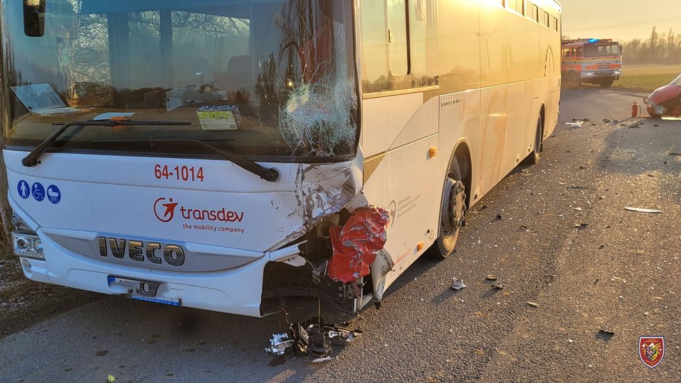 Při vážné nehodě u Studénky museli hasiči vystříhat z havarovaného vozu řidičku.