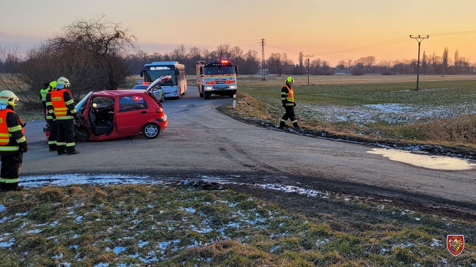 Při vážné nehodě u Studénky museli hasiči vystříhat z havarovaného vozu řidičku.