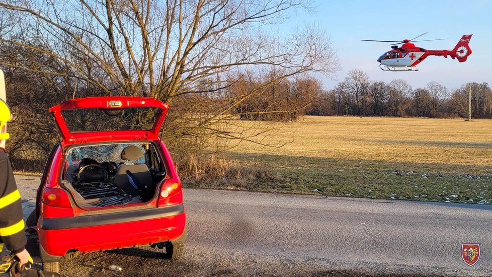 Při vážné nehodě u Studénky museli hasiči vystříhat z havarovaného vozu řidičku.