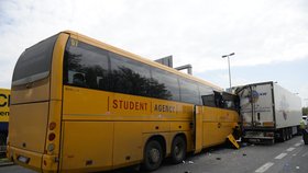 Řidič autobusu podle svědků nedobrzil a vrazil zezadu do kamionu