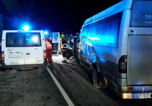 Při nehodě minibusu a tří aut se na Šumpersku zranilo 21 lidí