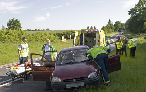 Pokud jste svědky nehody, máte povinnost se postarat o zraněné.