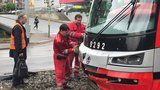 Nehoda na Rašínově nábřeží: Tramvaj se srazila s autem, zapadlo do výkopu