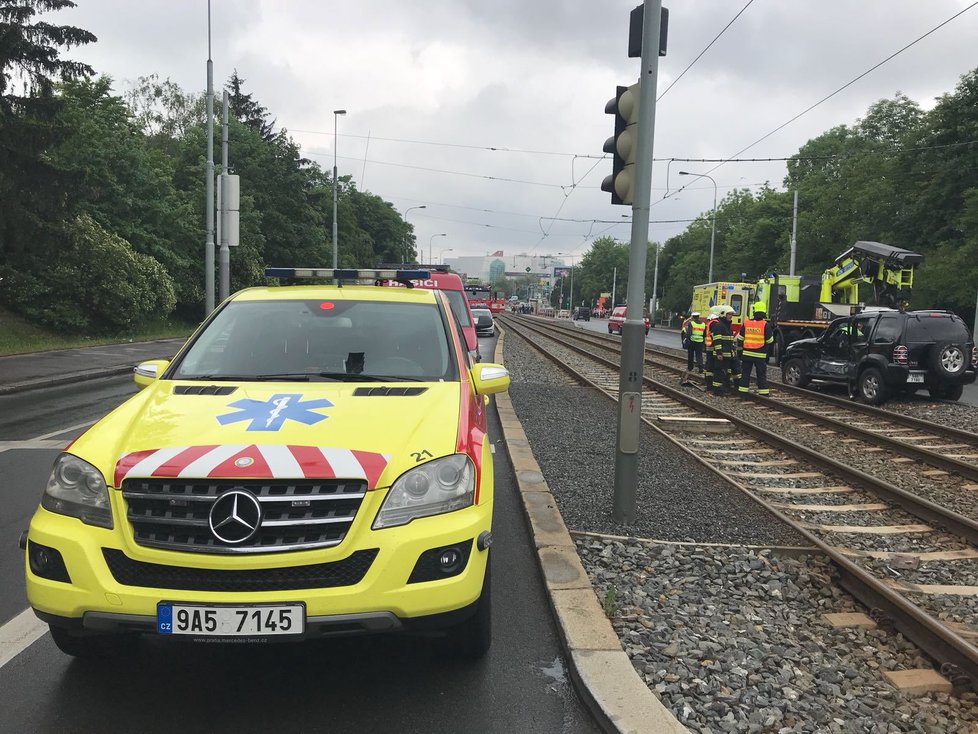 Ve Švehlově ulici se střetla tramvaj s autem.