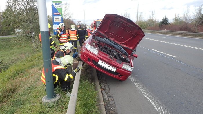 Nehoda peugeotu zablokovala v Ostravě rušnou Rudnou ulici v neděli dopoledne na dvě hodiny v obou směrech.