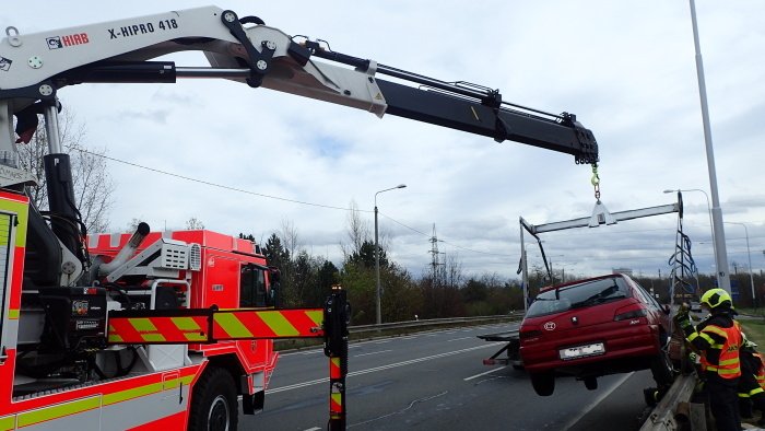 Nehoda peugeotu zablokovala v Ostravě rušnou Rudnou ulici v neděli dopoledne na dvě hodiny v obou směrech.