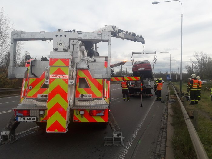 Nehoda peugeotu zablokovala v Ostravě rušnou Rudnou ulici v neděli dopoledne na dvě hodiny v obou směrech.