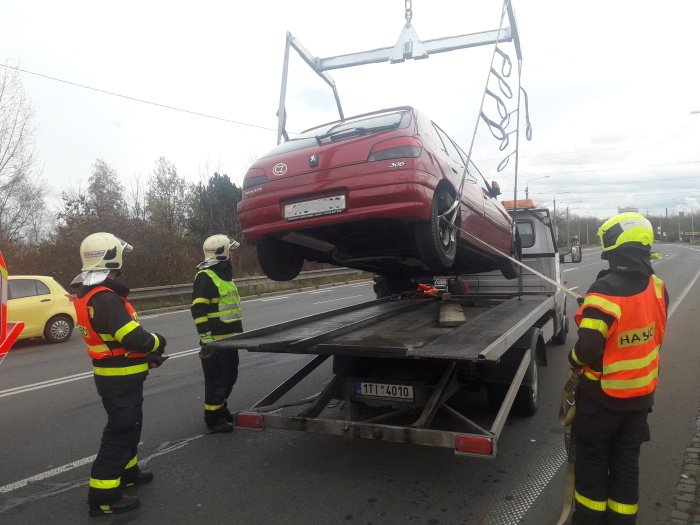 Nehoda peugeotu zablokovala v Ostravě rušnou Rudnou ulici v neděli dopoledne na dvě hodiny v obou směrech.