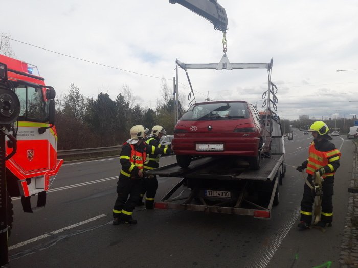 Nehoda peugeotu zablokovala v Ostravě rušnou Rudnou ulici v neděli dopoledne na dvě hodiny v obou směrech.