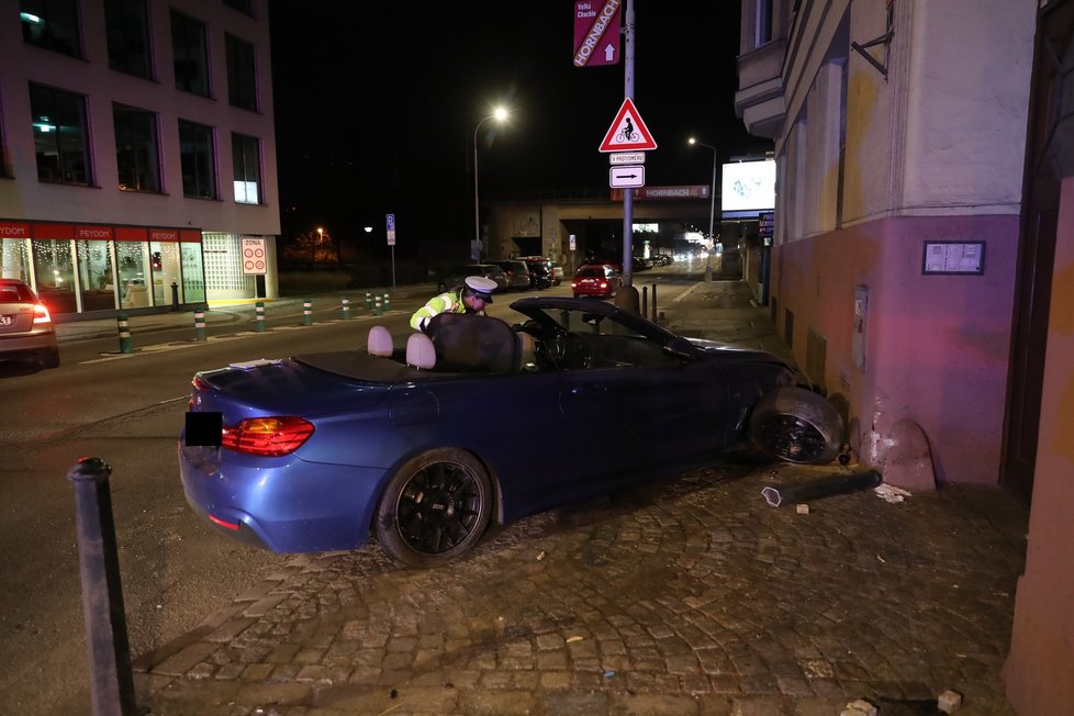 Řidič kabrioletu srazil na Smíchově chodkyni. (31. prosinec 2022)